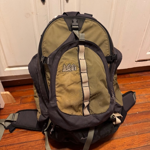 REI Handbags - REI ALPINE backpack travel Europe backpacking hiking forest green